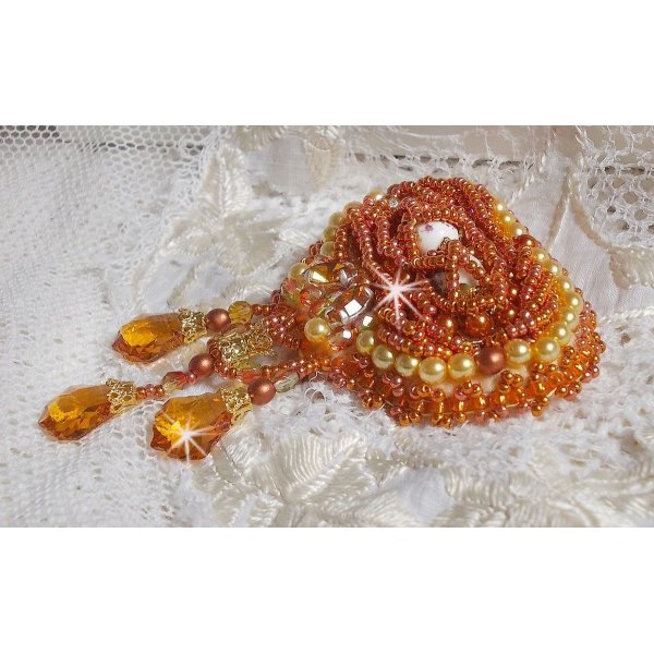 Broche Rumba bordado com cristais Swarovski, strass, navetas de tangerina, missangas redondas e missangas de sementes
