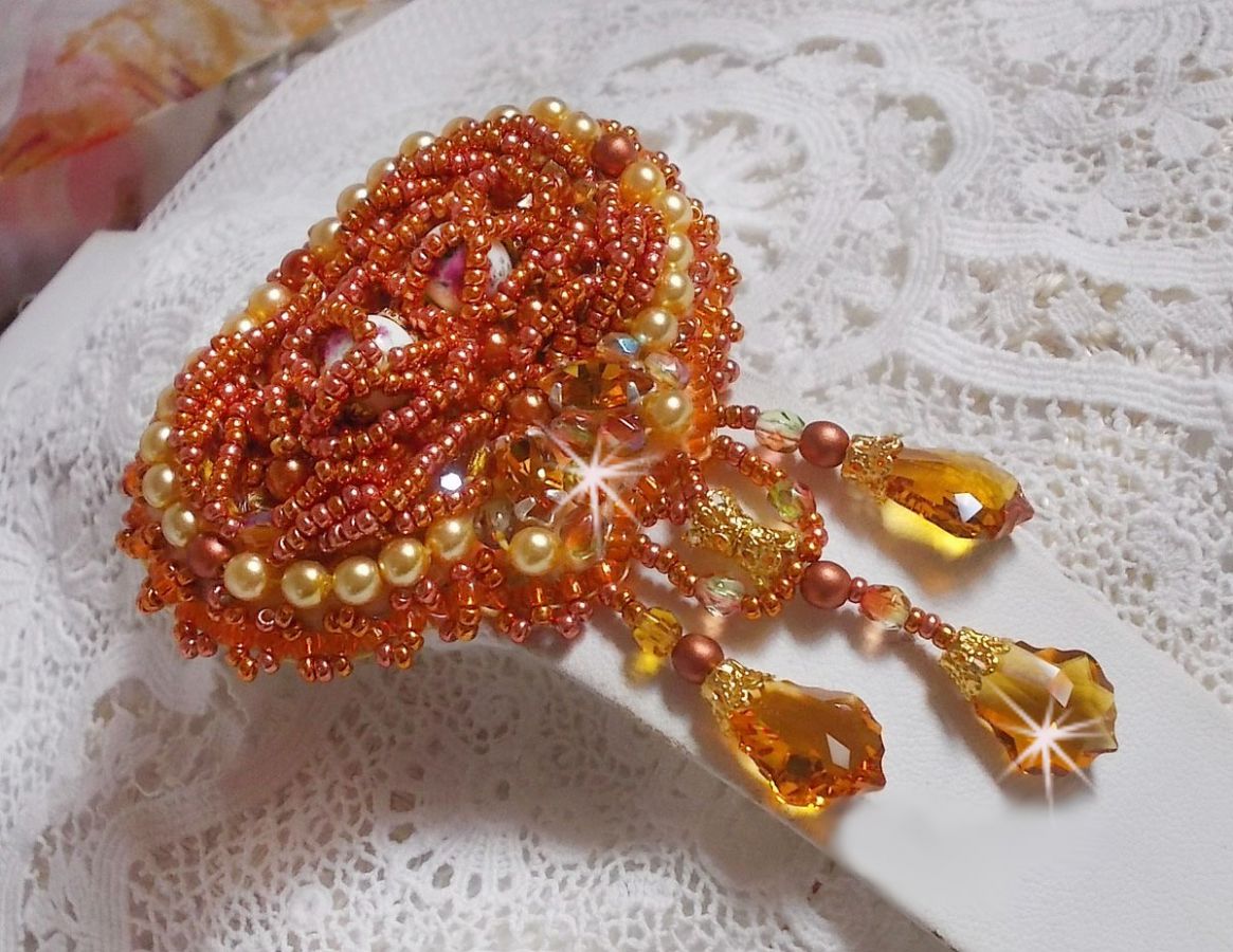 Broche Rumba bordado com cristais Swarovski, strass, navetas de tangerina, missangas redondas e missangas de sementes