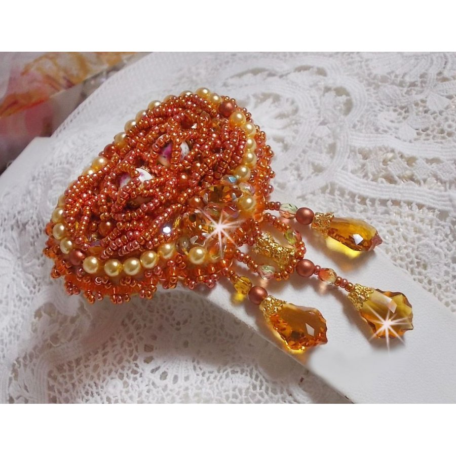 Broche Rumba bordado com cristais Swarovski, strass, navetas de tangerina, missangas redondas e missangas de sementes