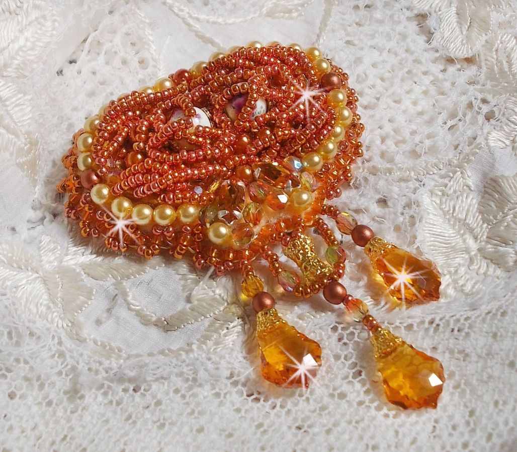 Broche Rumba bordado com cristais Swarovski, strass, navetas de tangerina, missangas redondas e missangas de sementes