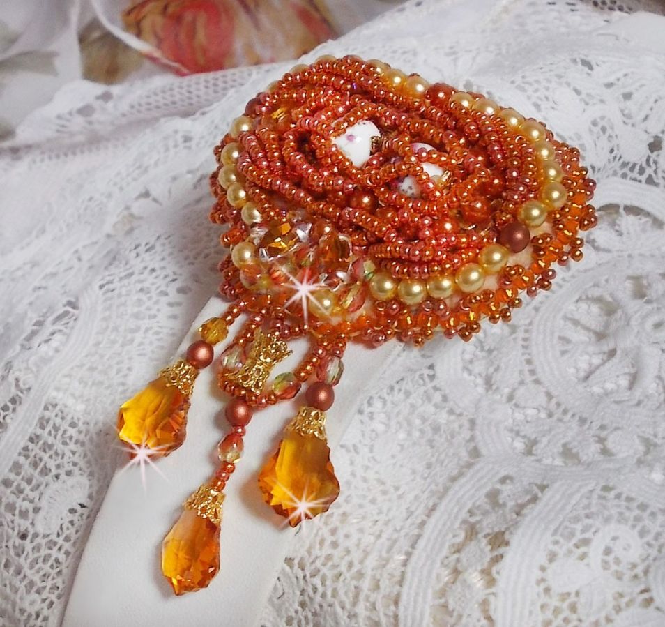 Broche Rumba bordado com cristais Swarovski, strass, navetas de tangerina, missangas redondas e missangas de sementes