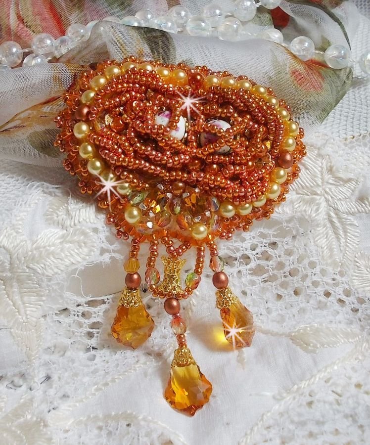 Broche Rumba bordado com cristais Swarovski, strass, navetas de tangerina, missangas redondas e missangas de sementes