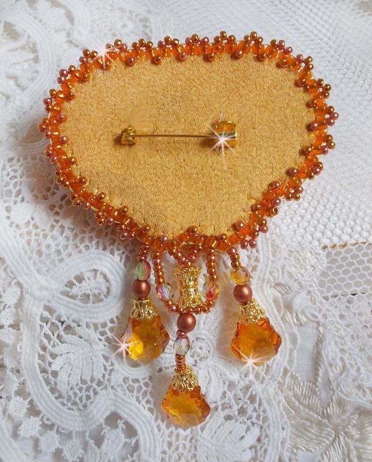 Broche Rumba bordado com cristais Swarovski, strass, navetas de tangerina, missangas redondas e missangas de sementes
