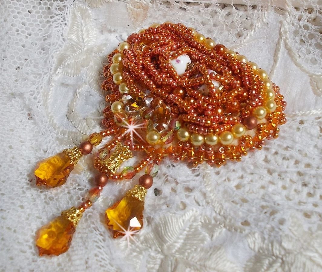 Broche Rumba bordado com cristais Swarovski, strass, navetas de tangerina, missangas redondas e missangas de sementes