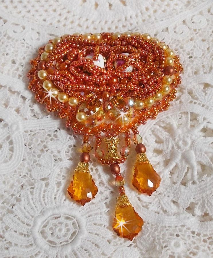 Broche Rumba bordado com cristais Swarovski, strass, navetas de tangerina, missangas redondas e missangas de sementes