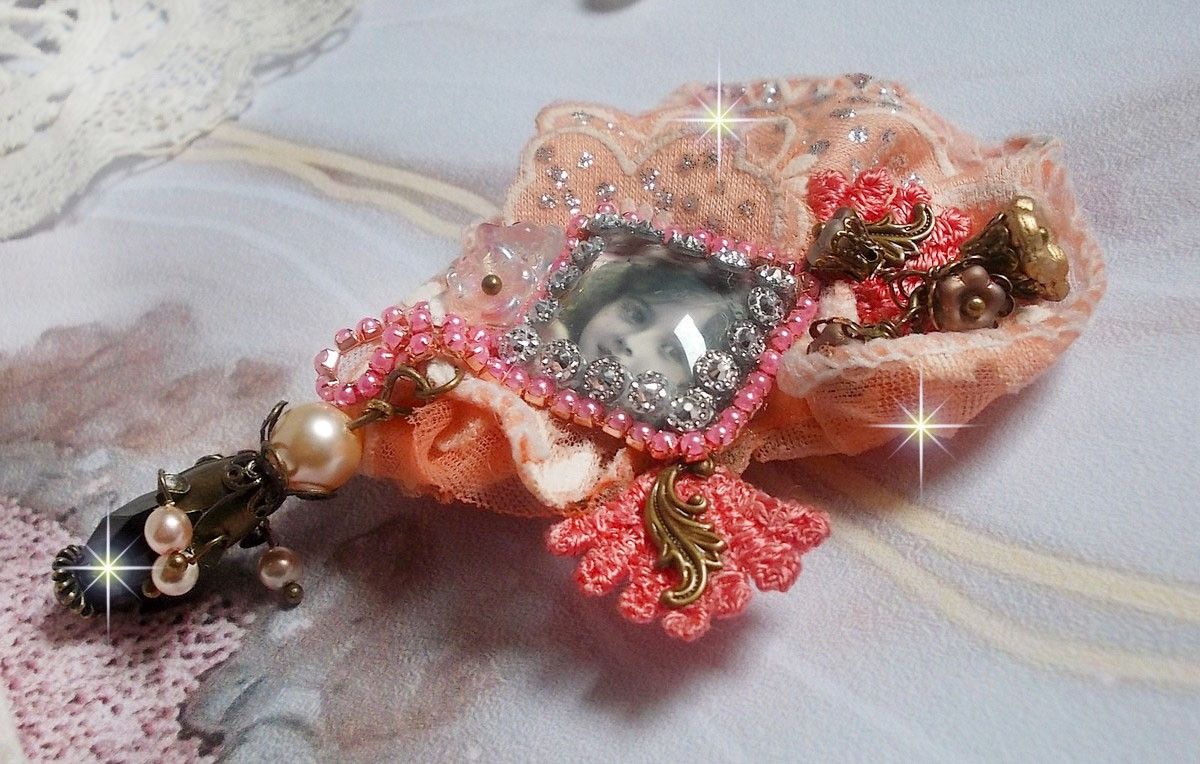 Pregadeira rústica Rose criada com um cabochon representando uma rapariga sorridente, rhinestone laranja e renda Rose, cristais, contas de vidro e vários acessórios