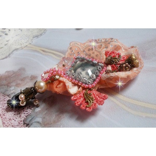Pregadeira rústica Rose criada com um cabochon representando uma rapariga sorridente, rhinestone laranja e renda Rose, cristais, contas de vidro e vários acessórios