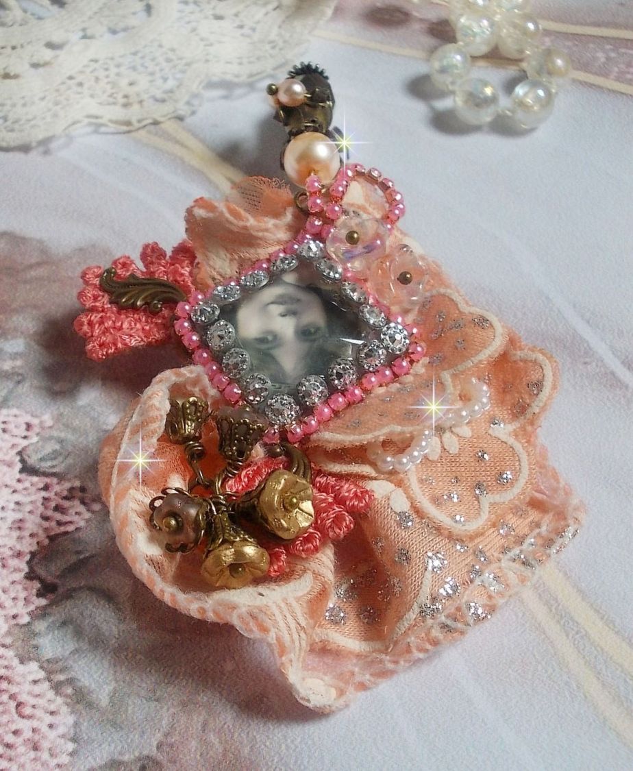 Pregadeira rústica Rose criada com um cabochon representando uma rapariga sorridente, rhinestone laranja e renda Rose, cristais, contas de vidro e vários acessórios