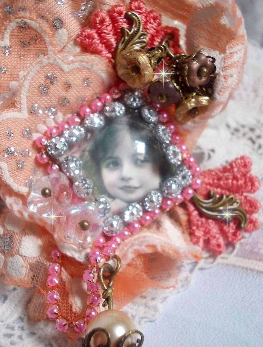Pregadeira rústica Rose criada com um cabochon representando uma rapariga sorridente, rhinestone laranja e renda Rose, cristais, contas de vidro e vários acessórios