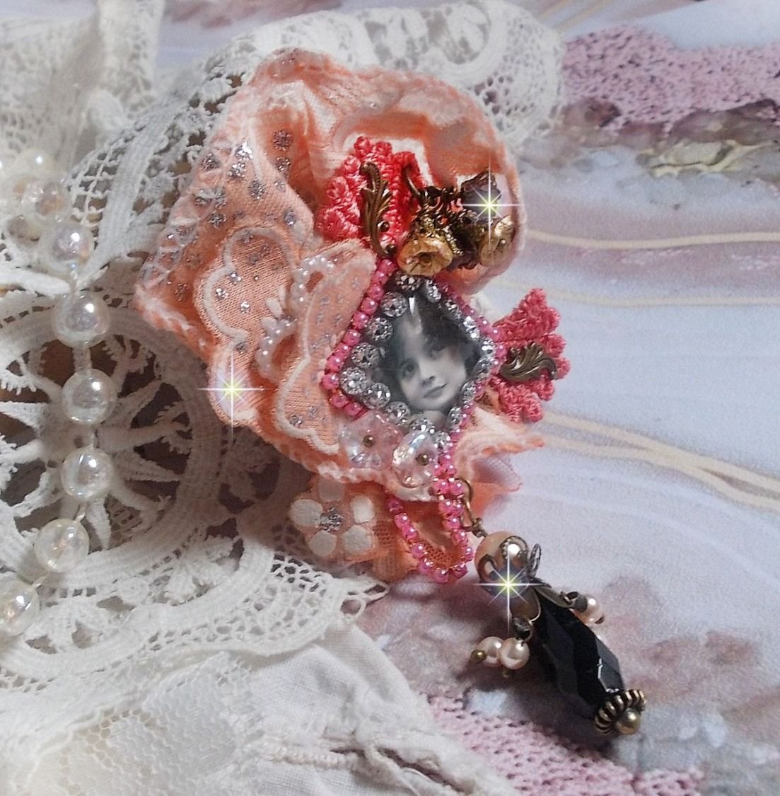 Pregadeira rústica Rose criada com um cabochon representando uma rapariga sorridente, rhinestone laranja e renda Rose, cristais, contas de vidro e vários acessórios
