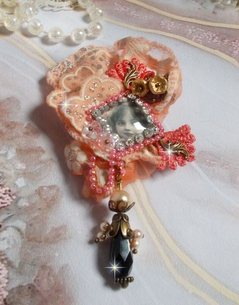 Pregadeira r&uacute;stica Rose criada com um cabochon representando uma rapariga sorridente, rhinestone laranja e renda Rose, cristais, contas de vidro e v&aacute;rios acess&oacute;rios