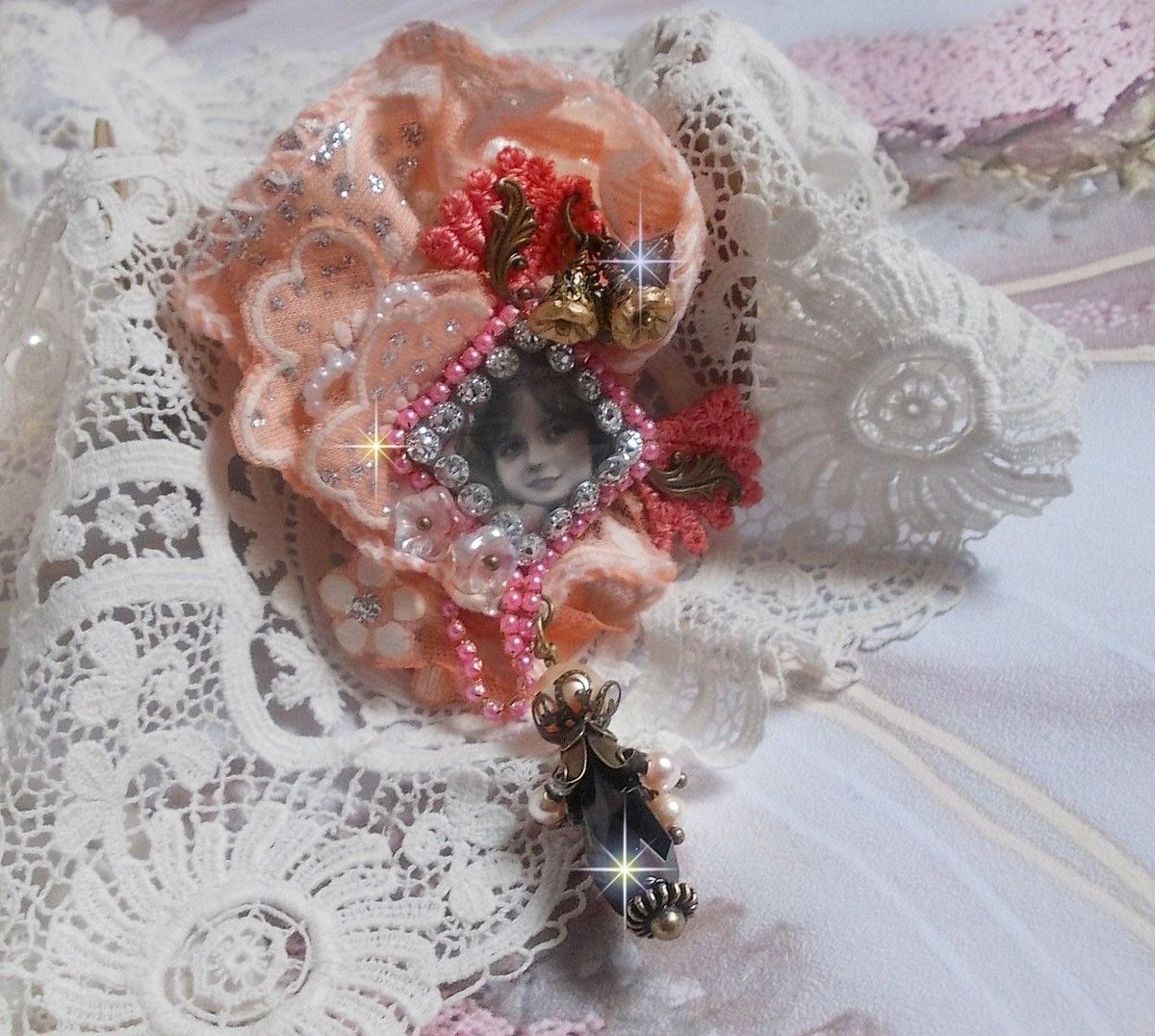 Pregadeira rústica Rose criada com um cabochon representando uma rapariga sorridente, rhinestone laranja e renda Rose, cristais, contas de vidro e vários acessórios