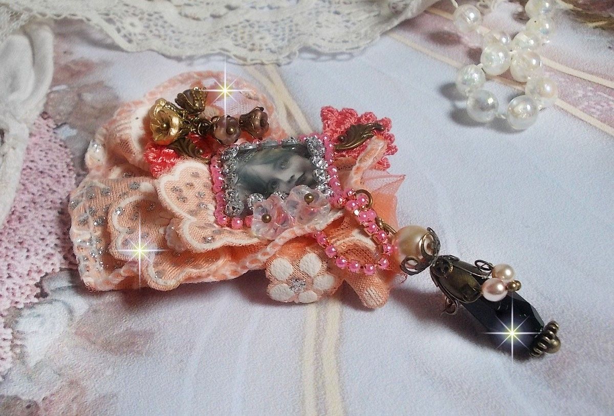 Pregadeira rústica Rose criada com um cabochon representando uma rapariga sorridente, rhinestone laranja e renda Rose, cristais, contas de vidro e vários acessórios