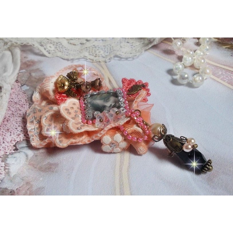 Pregadeira rústica Rose criada com um cabochon representando uma rapariga sorridente, rhinestone laranja e renda Rose, cristais, contas de vidro e vários acessórios