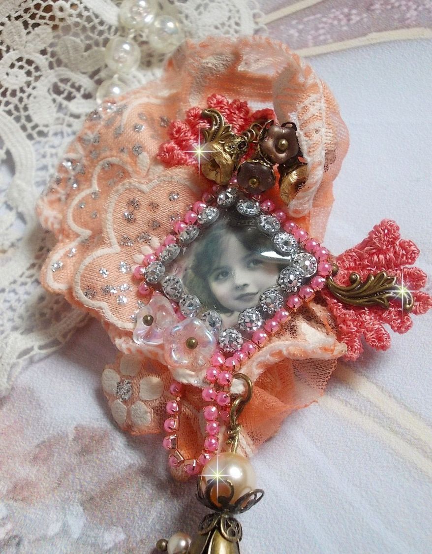 Pregadeira rústica Rose criada com um cabochon representando uma rapariga sorridente, rhinestone laranja e renda Rose, cristais, contas de vidro e vários acessórios