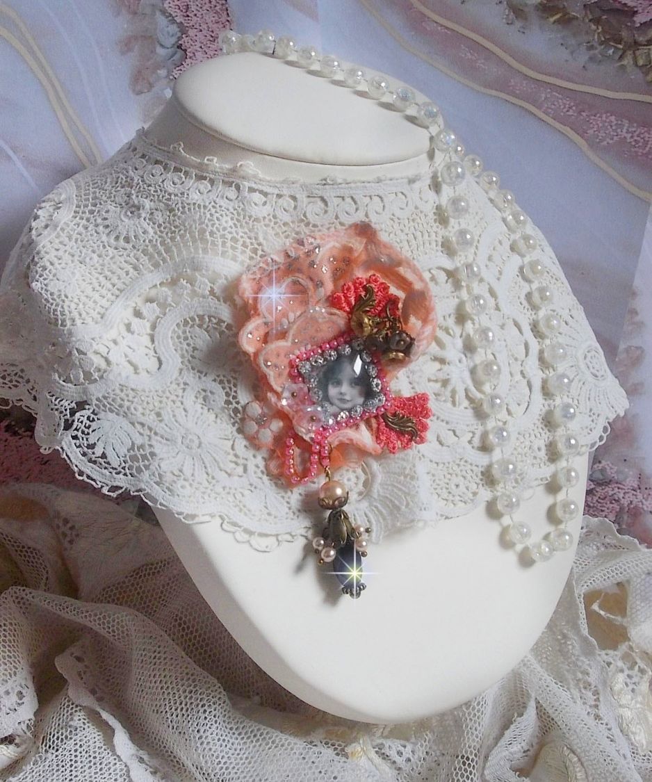Pregadeira rústica Rose criada com um cabochon representando uma rapariga sorridente, rhinestone laranja e renda Rose, cristais, contas de vidro e vários acessórios