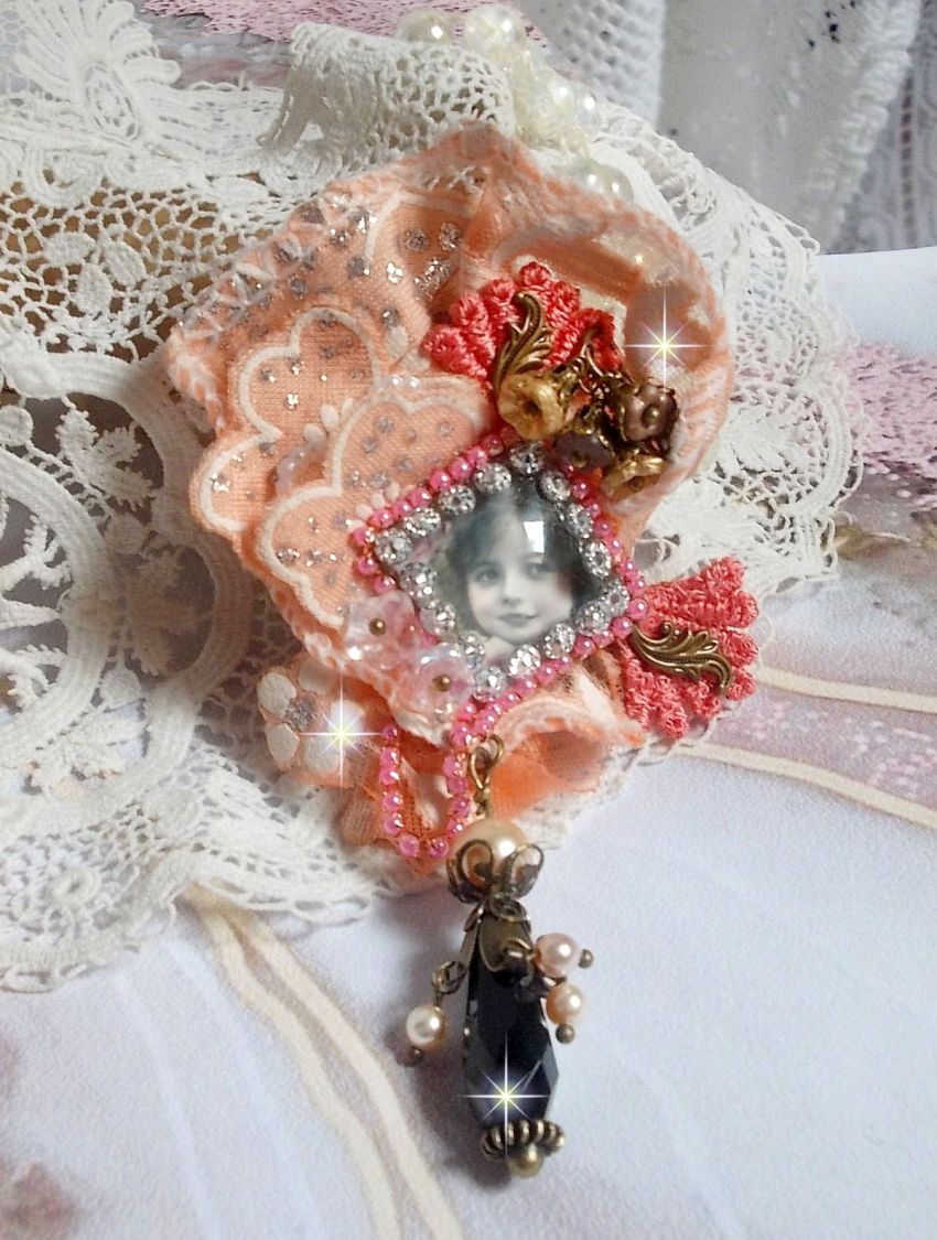 Pregadeira rústica Rose criada com um cabochon representando uma rapariga sorridente, rhinestone laranja e renda Rose, cristais, contas de vidro e vários acessórios
