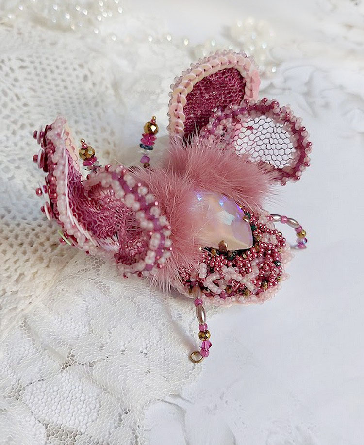 Broche Scarabée Peony Pink brodée avec rocailles, perles Cristal Swarovski, dentelle, perles verres, broche laiton