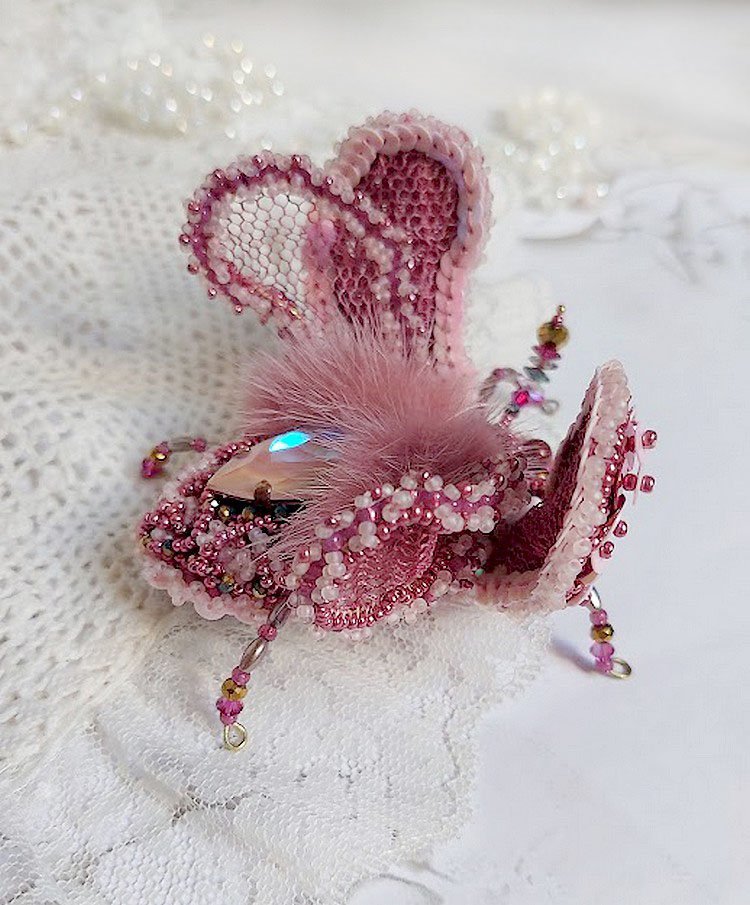 Broche Scarabée Peony Pink brodée avec rocailles, perles Cristal Swarovski, dentelle, perles verres, broche laiton