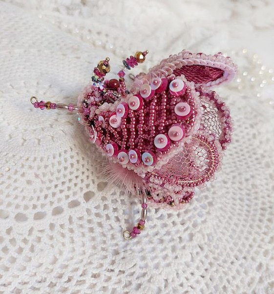 Broche Scarab&eacute;e Peony Pink brod&eacute;e avec rocailles, perles Cristal Swarovski, dentelle, perles verres, broche laiton