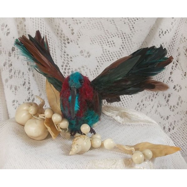 Le Colibri Thalassin cr&eacute;e enti&egrave;rement en porcelaine, des plumes de Coq et Fantaisies, des petites rocailles