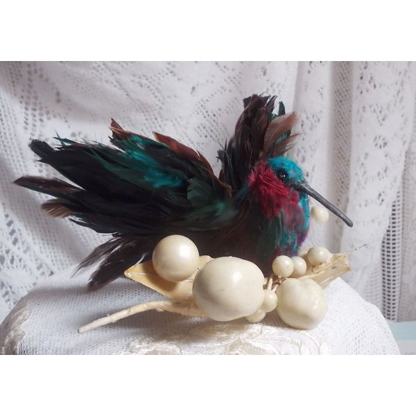 Le Colibri Thalassin cr&eacute;e enti&egrave;rement en porcelaine, des plumes de Coq et Fantaisies, des petites rocailles