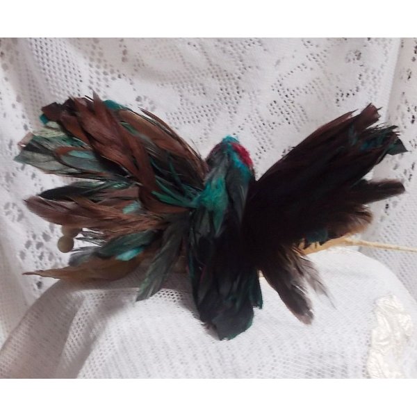 Le Colibri Thalassin cr&eacute;e enti&egrave;rement en porcelaine, des plumes de Coq et Fantaisies, des petites rocailles