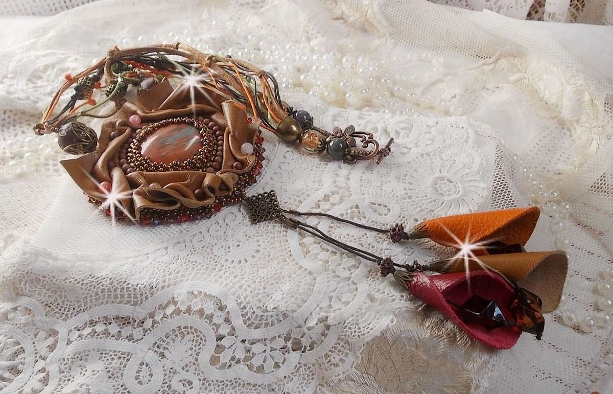 Colar Romântico Âmbar Bordado com Caramelo/Orange/Mahogany, pedras semipreciosas (Ágata, Citrina, Picasso Jasper) e Cristais Swarovski
