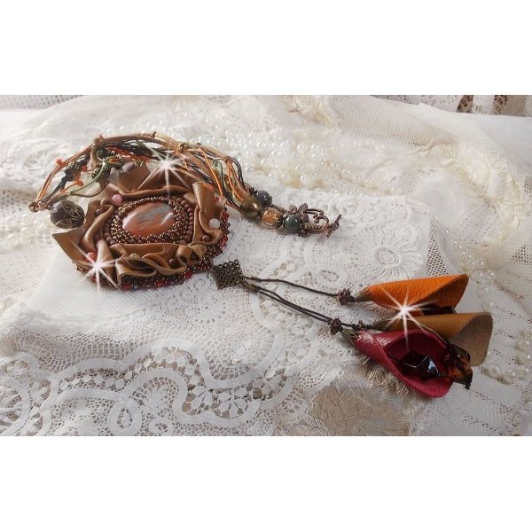 Colar Romântico Âmbar Bordado com Caramelo/Orange/Mahogany, pedras semipreciosas (Ágata, Citrina, Picasso Jasper) e Cristais Swarovski