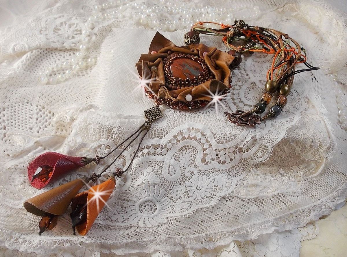 Colar Romântico Âmbar Bordado com Caramelo/Orange/Mahogany, pedras semipreciosas (Ágata, Citrina, Picasso Jasper) e Cristais Swarovski