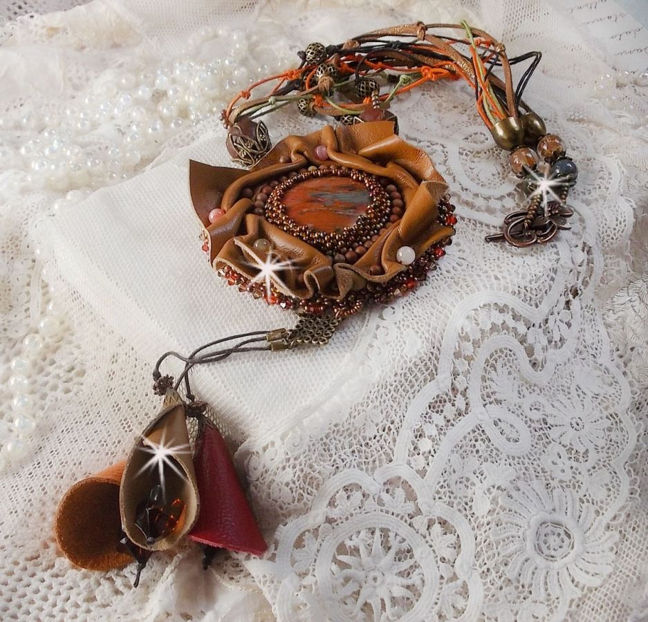 Colar Romântico Âmbar Bordado com Caramelo/Orange/Mahogany, pedras semipreciosas (Ágata, Citrina, Picasso Jasper) e Cristais Swarovski
