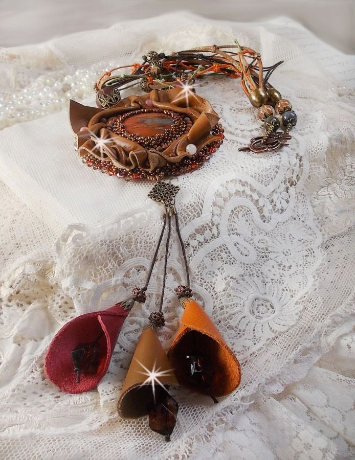 Colar Romântico Âmbar Bordado com Caramelo/Orange/Mahogany, pedras semipreciosas (Ágata, Citrina, Picasso Jasper) e Cristais Swarovski