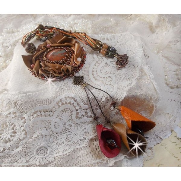 Colar Rom&acirc;ntico &Acirc;mbar Bordado com Caramelo/Orange/Mahogany, pedras semipreciosas (&Aacute;gata, Citrina, Picasso Jasper) e Cristais Swarovski