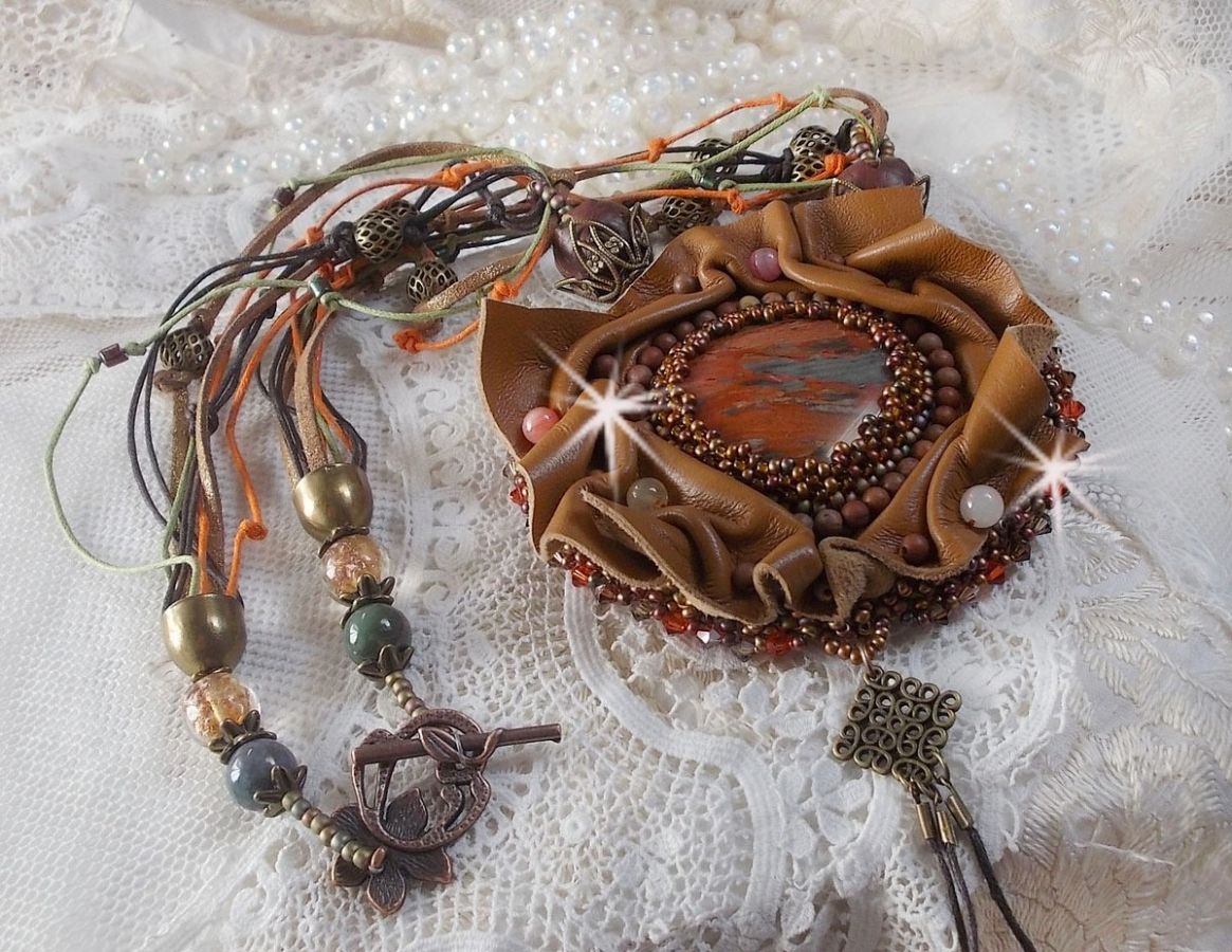 Colar Romântico Âmbar Bordado com Caramelo/Orange/Mahogany, pedras semipreciosas (Ágata, Citrina, Picasso Jasper) e Cristais Swarovski
