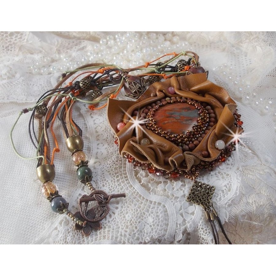 Colar Romântico Âmbar Bordado com Caramelo/Orange/Mahogany, pedras semipreciosas (Ágata, Citrina, Picasso Jasper) e Cristais Swarovski