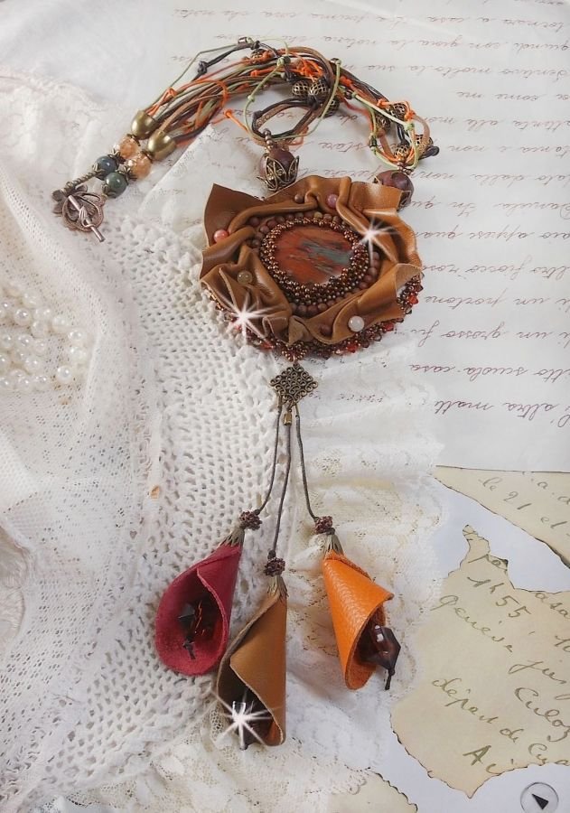 Colar Romântico Âmbar Bordado com Caramelo/Orange/Mahogany, pedras semipreciosas (Ágata, Citrina, Picasso Jasper) e Cristais Swarovski