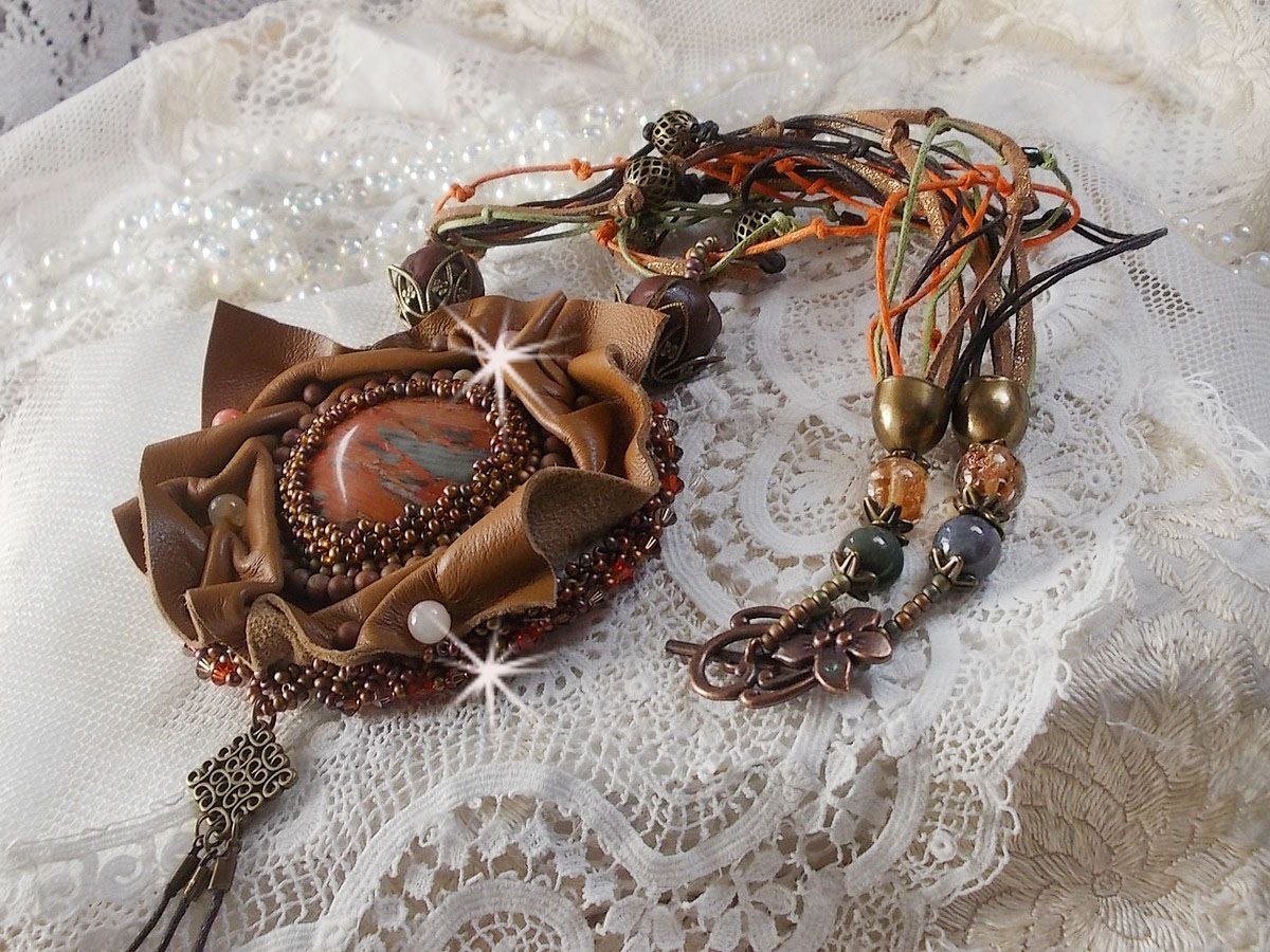 Colar Romântico Âmbar Bordado com Caramelo/Orange/Mahogany, pedras semipreciosas (Ágata, Citrina, Picasso Jasper) e Cristais Swarovski