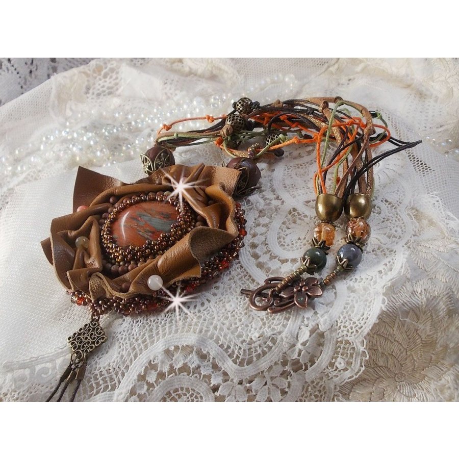 Colar Romântico Âmbar Bordado com Caramelo/Orange/Mahogany, pedras semipreciosas (Ágata, Citrina, Picasso Jasper) e Cristais Swarovski