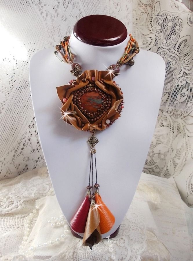 Colar Romântico Âmbar Bordado com Caramelo/Orange/Mahogany, pedras semipreciosas (Ágata, Citrina, Picasso Jasper) e Cristais Swarovski