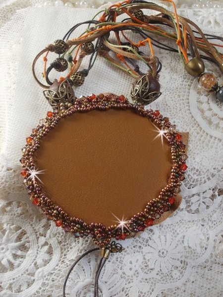 Colar Rom&acirc;ntico &Acirc;mbar Bordado com Caramelo/Orange/Mahogany, pedras semipreciosas (&Aacute;gata, Citrina, Picasso Jasper) e Cristais Swarovski