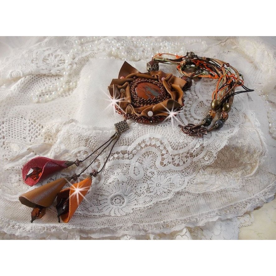 Colar Romântico Âmbar Bordado com Caramelo/Orange/Mahogany, pedras semipreciosas (Ágata, Citrina, Picasso Jasper) e Cristais Swarovski