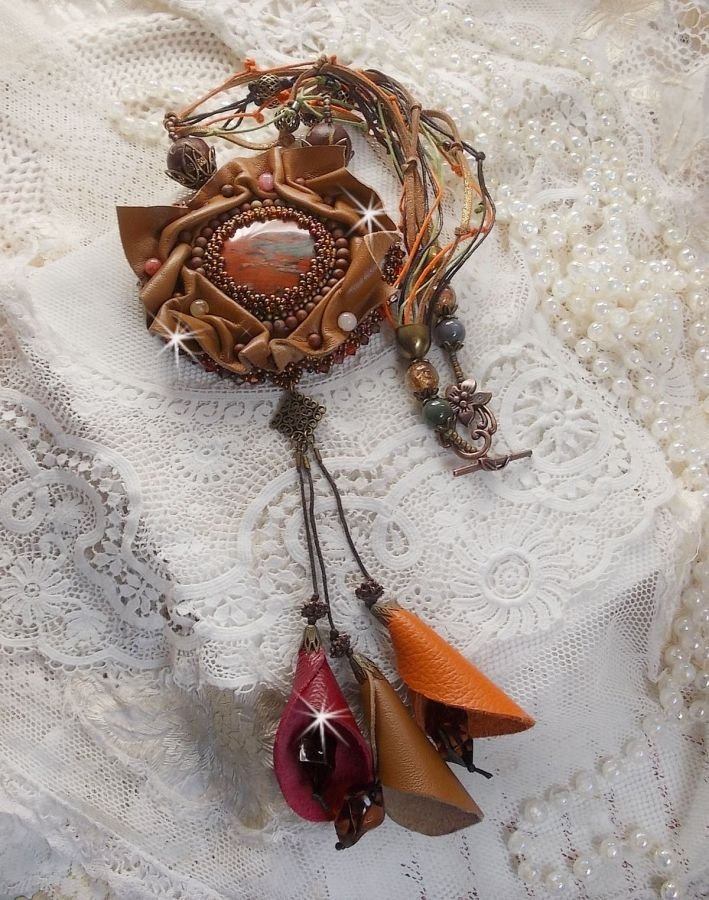Colar Romântico Âmbar Bordado com Caramelo/Orange/Mahogany, pedras semipreciosas (Ágata, Citrina, Picasso Jasper) e Cristais Swarovski