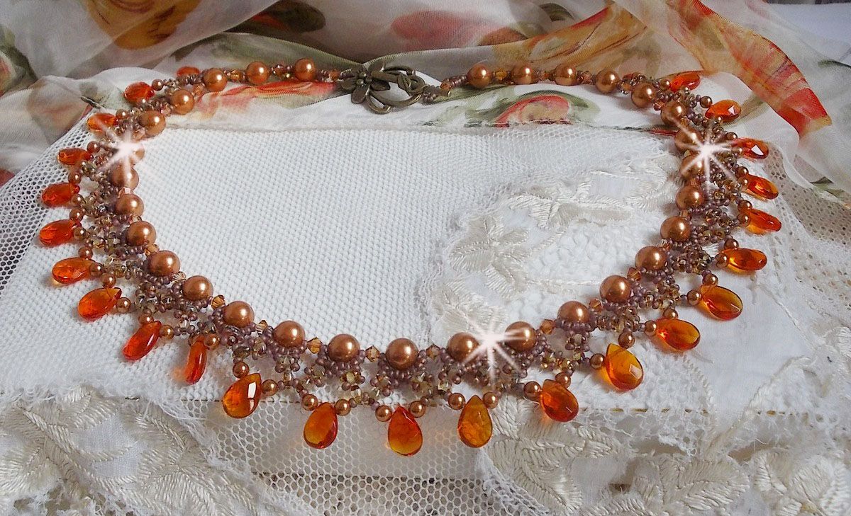 Colar de âmbar com pérolas de cristal Swarovski e gotas facetadas de vidro