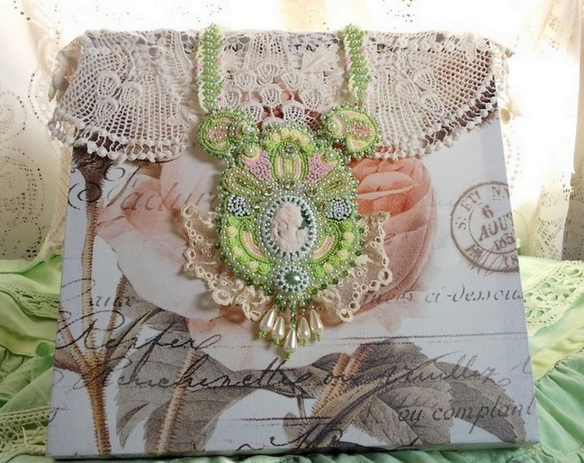 Anisse Haute-Couture colar de peitoral bordado com rendas antigas, cabochon de resina com retrato de mulher.