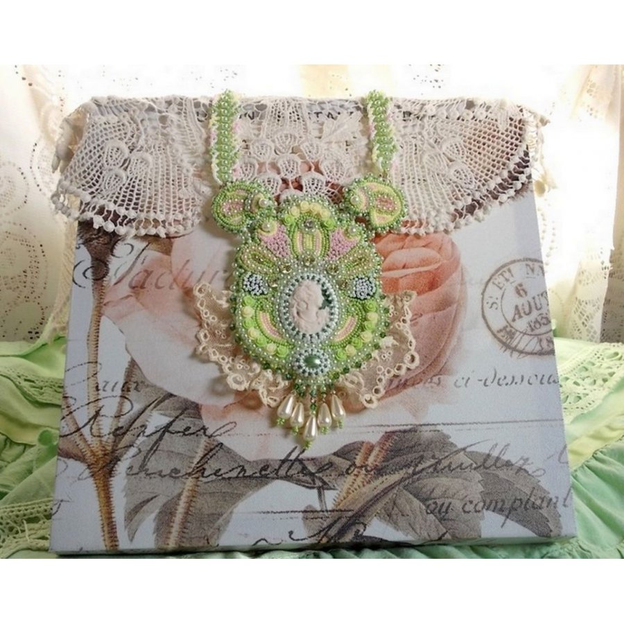 Anisse Haute-Couture colar de peitoral bordado com rendas antigas, cabochon de resina com retrato de mulher.