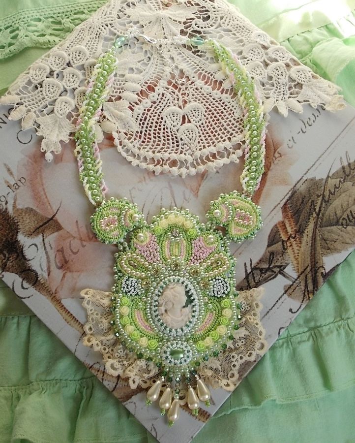 Anisse Haute-Couture colar de peitoral bordado com rendas antigas, cabochon de resina com retrato de mulher.