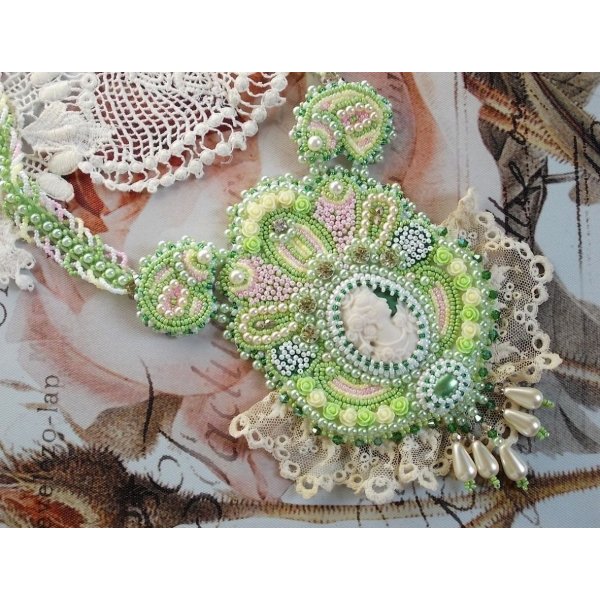 Anisse Haute-Couture colar de peitoral bordado com rendas antigas, cabochon de resina com retrato de mulher.