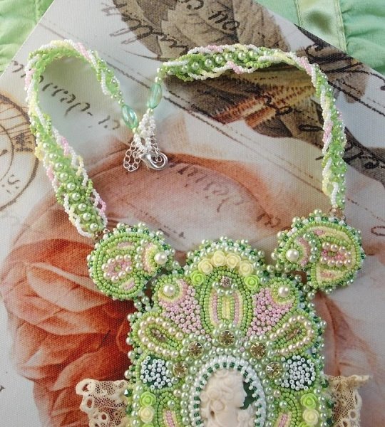 Anisse Haute-Couture colar de peitoral bordado com rendas antigas, cabochon de resina com retrato de mulher.