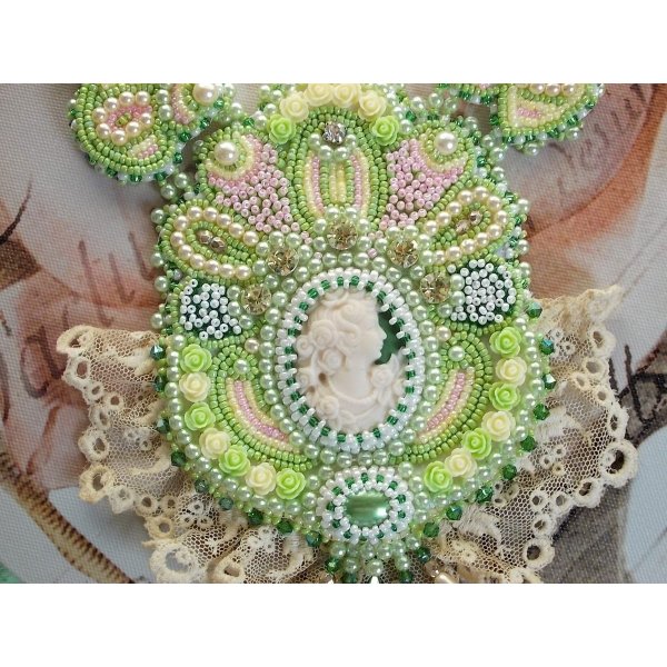 Anisse Haute-Couture colar de peitoral bordado com rendas antigas, cabochon de resina com retrato de mulher.