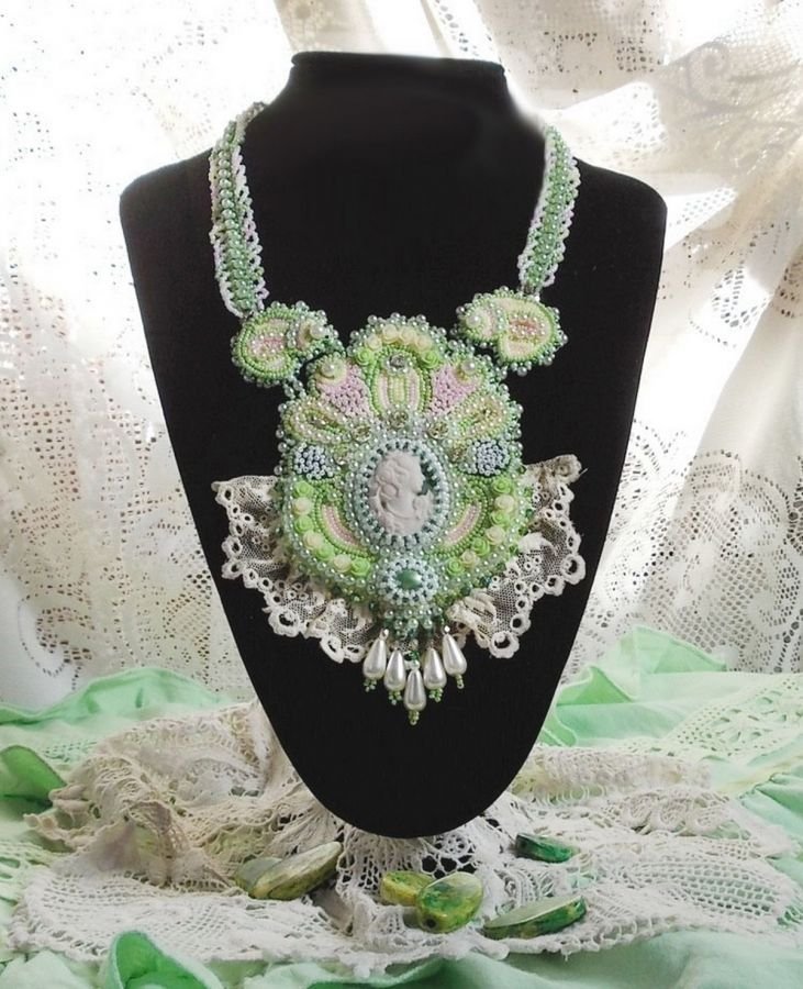 Anisse Haute-Couture colar de peitoral bordado com rendas antigas, cabochon de resina com retrato de mulher.